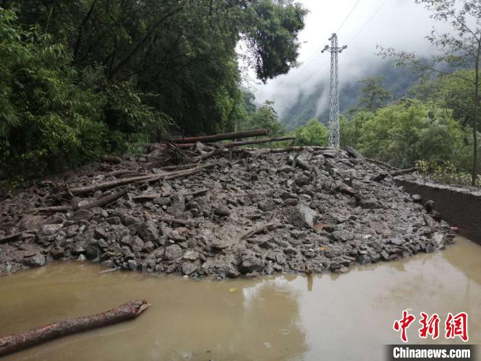 圖為7月21日，G318線川藏公路林芝巴宜區(qū)至波密縣路段因自然災(zāi)害中斷。林芝市巴宜區(qū)公安局 供圖