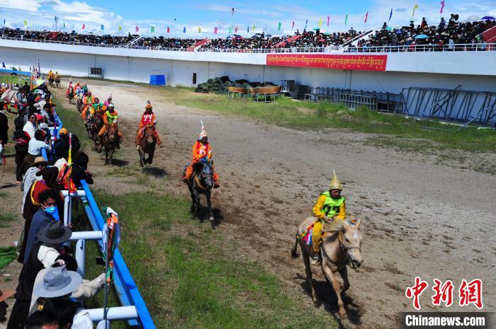 圖為少年騎手騎乘沒有馬鞍的賽馬，靠雙腳夾住馬馳騁在跑道上?！垈?攝