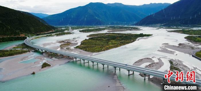 圖為西藏境內(nèi)的高等級公路。　西藏自治區(qū)交通廳供圖 攝