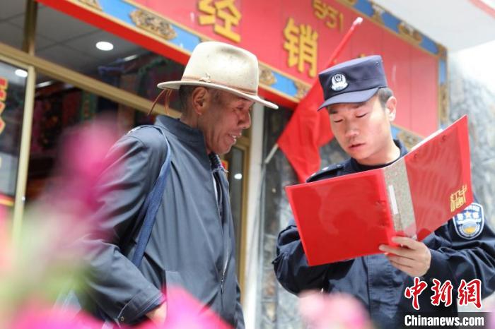 圖為民警在邊境村莊宣傳邊境政策法規(guī)?！問|出入境邊防檢查站供圖 攝