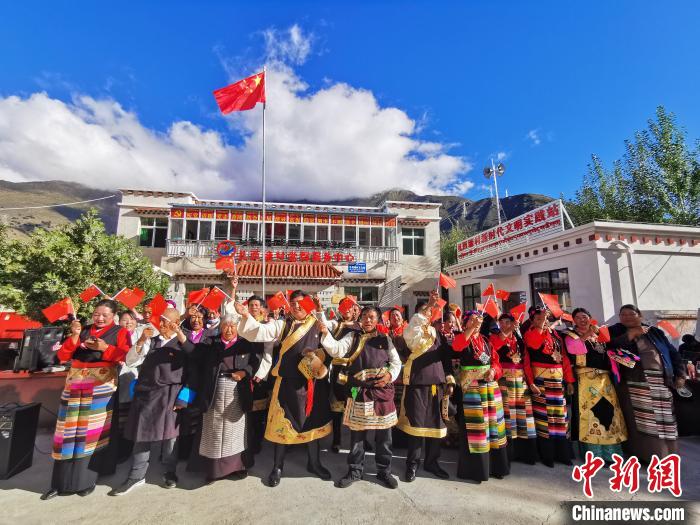 圖為林芝朗縣洞嘎鎮(zhèn)扎西塘村村民表達(dá)對祖國的祝福?！×种ナ形麄鞑?供圖