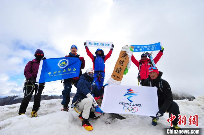 圖為5日，登山者在洛堆峰頂合影?！垈?攝