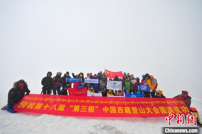 圖為5日，登山者在洛堆峰頂合影?！垈?攝