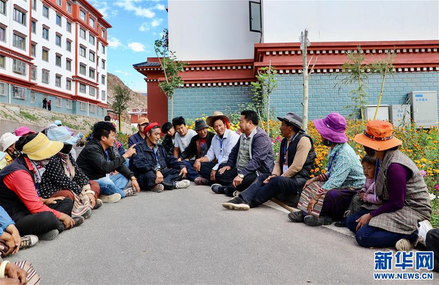 （西藏昌都解放70周年·圖文互動）（1）“群眾搬出來住安穩(wěn)了，我就踏實了?！薄痪€扶貧干部赤列旺堆的心里話