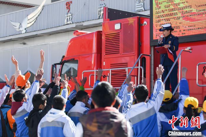 圖為民眾參與消防知識(shí)問(wèn)答。　何蓬磊 攝