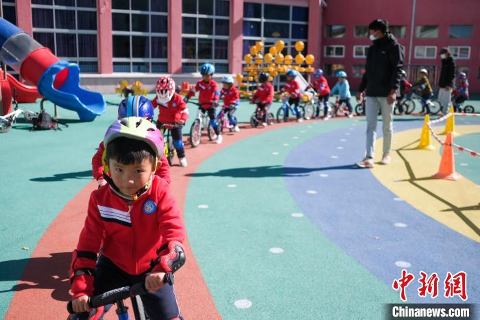 圖為拉薩市實驗幼兒園孩子們在教練的指導下練習滑步車?！『闻罾?攝