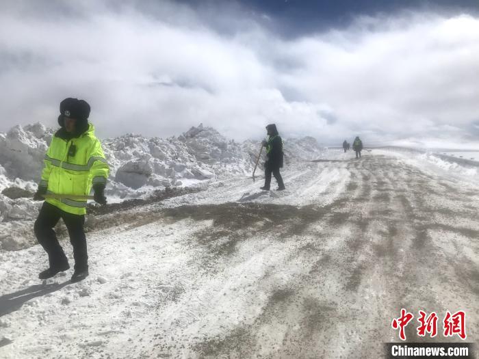 資料圖為，西藏安多交警在唐古拉山埡口除冰作業(yè)。西藏安多縣公安局 供圖