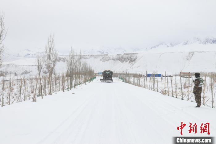 圖為救援官兵正在緊急清理路面積雪?！《崦刺?攝