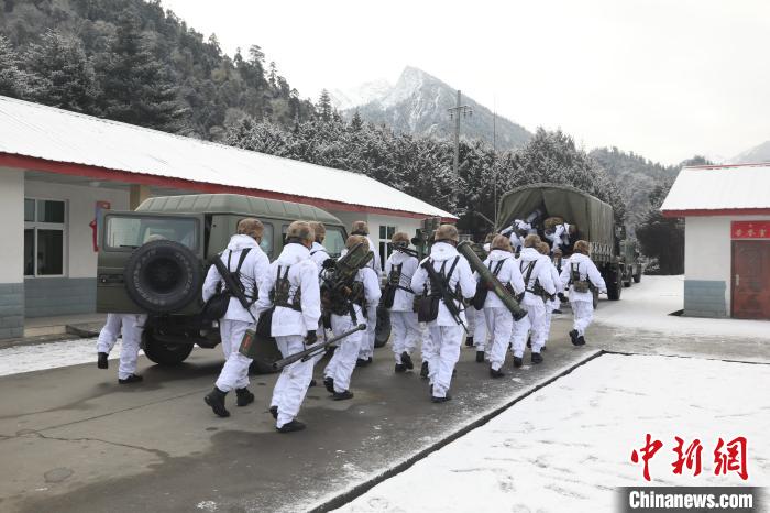 風雪邊關西藏林芝邊防官兵踏雪巡邏