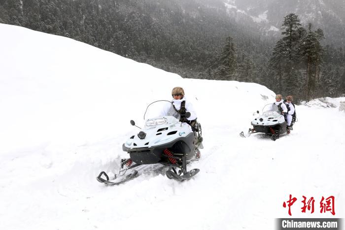 圖為雪地摩托車開路?！⊙鸩?攝