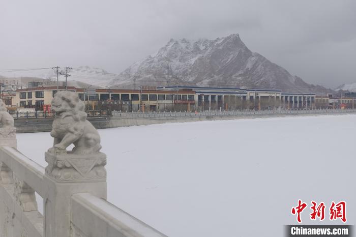 圖為2月5日傍晚時分的西藏阿里獅泉河鎮(zhèn)雪景。　王世才 攝