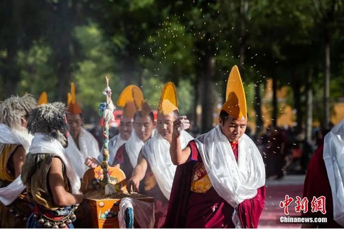 資料圖：扎什倫布寺跳神活動結(jié)束后，僧眾依次拋撒“切瑪”盒中的青稞祈福。<a target='_blank' ><p  align=