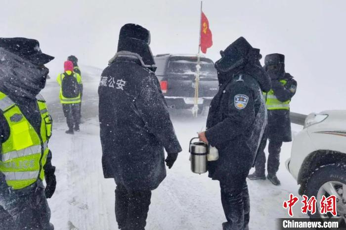 強降雪后，西藏安多縣警方在國道109線唐古拉山段開展除雪保通工作。　安多縣公安局 供圖 攝