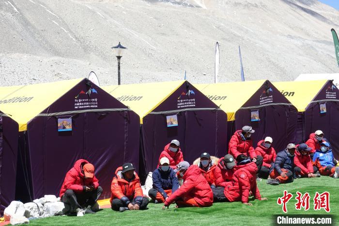 5月9日，登山隊員在珠峰北坡登山大本營歇息?！∪轿木?攝