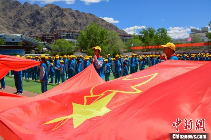 圖為拉薩市堆龍德慶區(qū)堆龍姜昆黃小勇希望小學(xué)學(xué)生在操場入隊儀式?！∝暩聛硭?攝