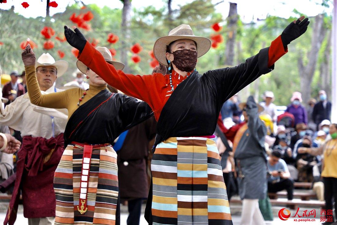 拉薩市民在宗角祿康公園跳鍋莊舞。人民網(wǎng) 次仁羅布攝