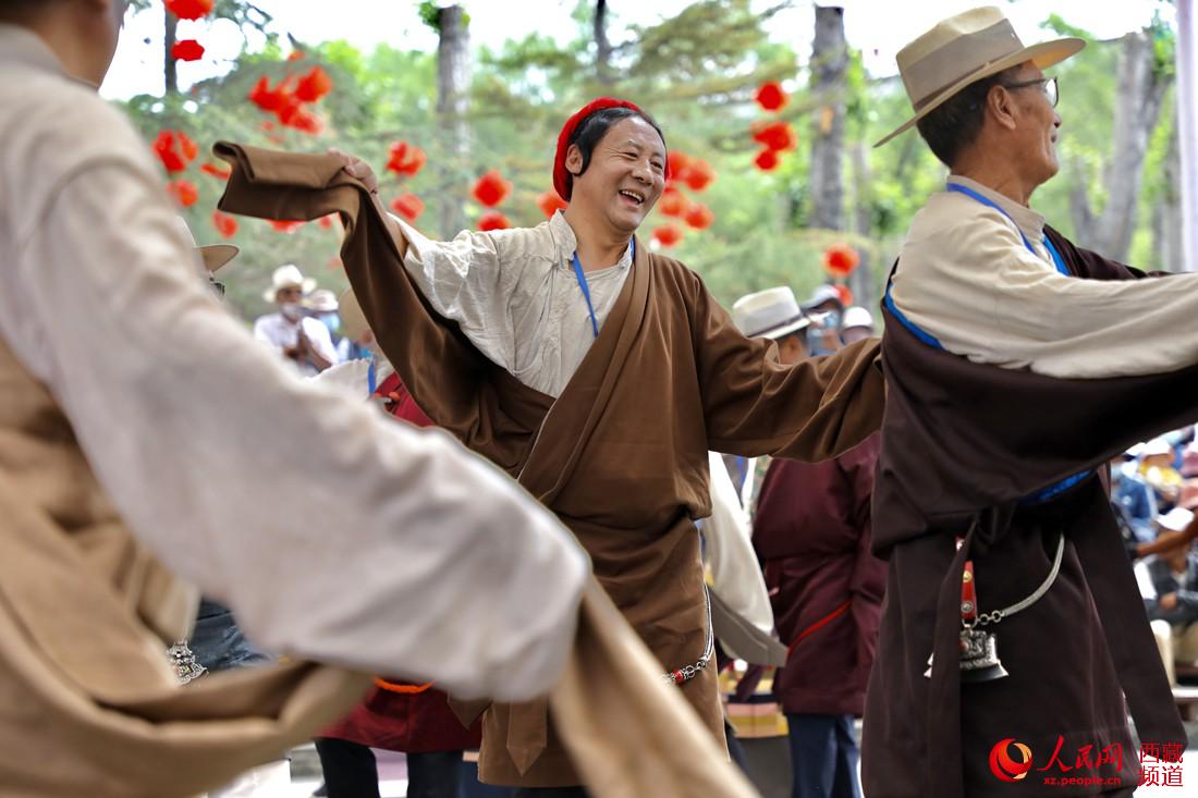 拉薩市民在宗角祿康公園跳鍋莊舞。人民網(wǎng) 次仁羅布攝