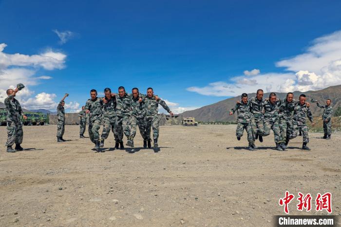 “雛鷹”展翅西藏軍區(qū)某工化旅新兵進行野外軍事訓練