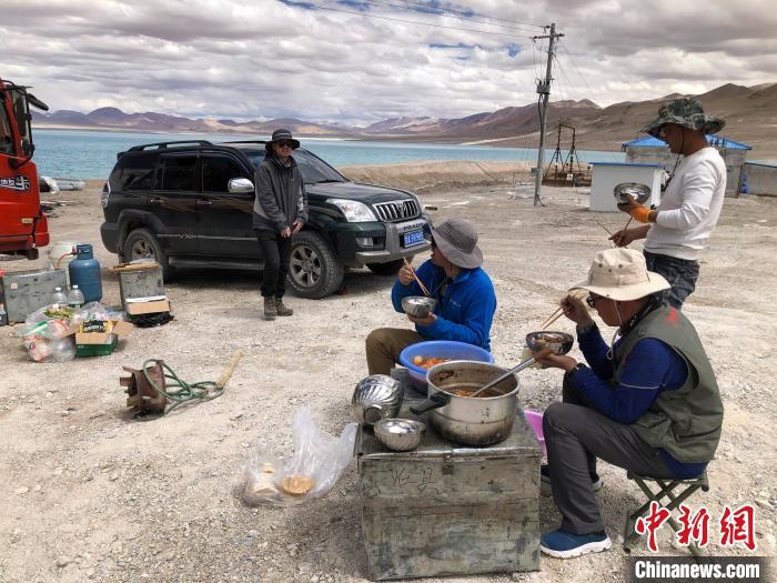 在“世界屋脊”上作業(yè)，中國科考隊(duì)員衣、食、住、行有何特色？