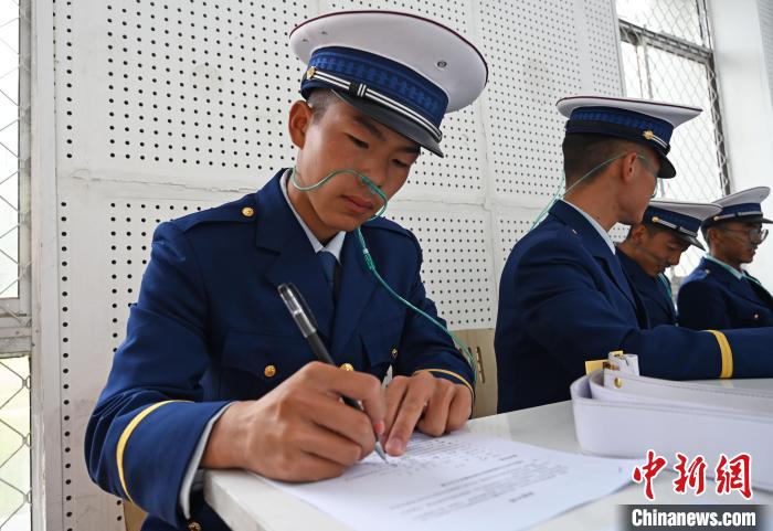 西藏大學(xué)腦科學(xué)團(tuán)隊與消防部門合作開展高原用氧研究