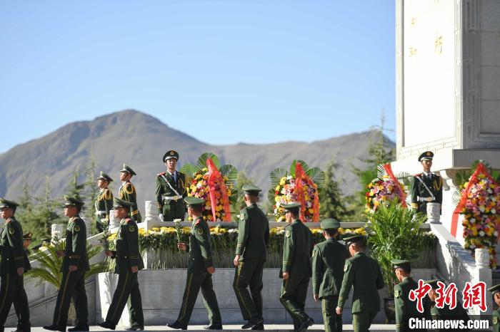 西藏舉行烈士紀(jì)念日向烈士敬獻(xiàn)花籃儀式