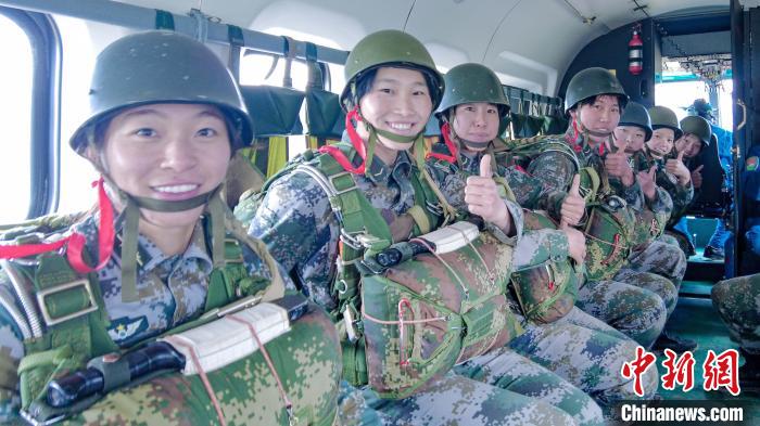 圖為女兵們在直升機上準備跳傘?！⊥跏鰱| 攝