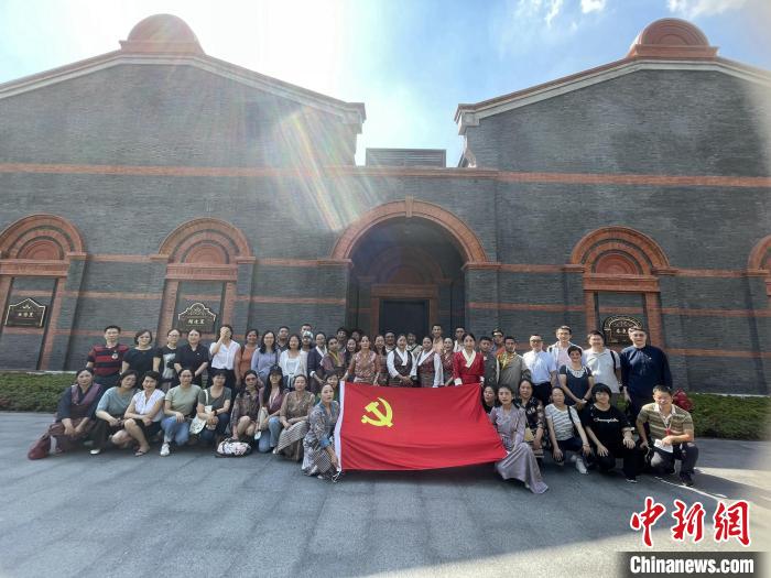 參觀中共一大、二大會(huì)址，學(xué)員們回顧了中國(guó)共產(chǎn)黨百年大黨的革命歷程。　華東師大供圖
