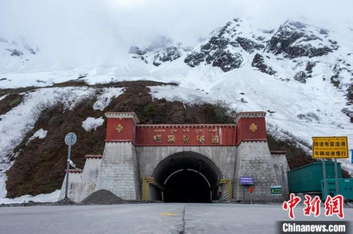 墨脫公路控制性工程——嘎隆拉隧道。上方為嘎隆拉雪山，曾是進(jìn)入墨脫最大的“攔路虎”。