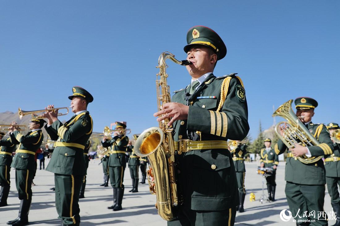 軍區(qū)文工團奏響國歌。人民網(wǎng) 次仁羅布攝