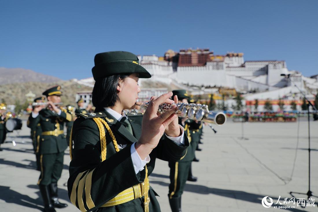 軍區(qū)文工團奏響國歌。人民網(wǎng) 次仁羅布攝