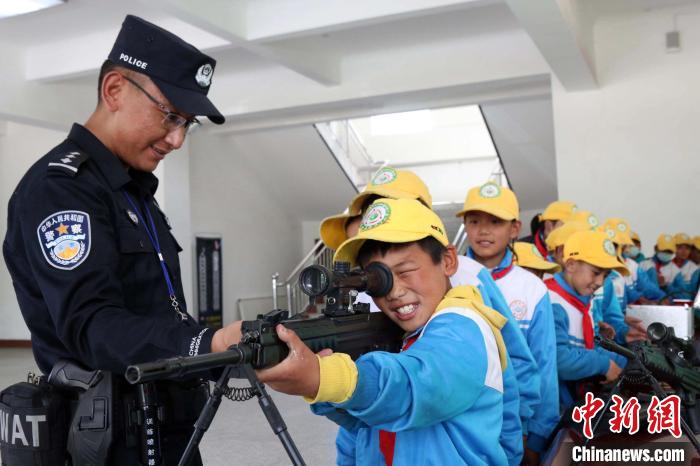 西藏移民警察邀請萌娃進(jìn)警營解鎖“警”彩