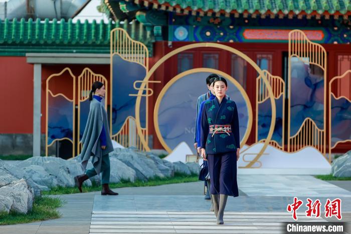近40套藏式針織系列時(shí)裝亮相2022北京時(shí)裝周?！”本r(shí)裝周供圖