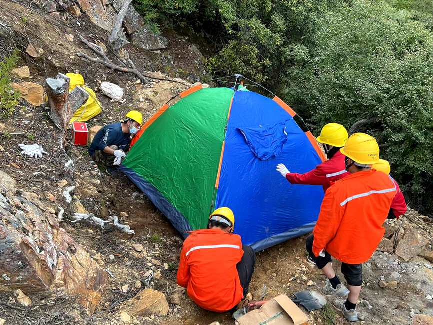 9月15日，電力施工人員正在施工點(diǎn)附近搭建暫居帳篷。白瑪多吉攝