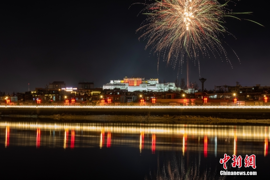 資料圖為2022年3月1日，拉薩迎來藏歷新年“古突夜”，煙花與被燈光照亮的布達(dá)拉宮交相輝映。 <a target='_blank' href='/'><p  align=