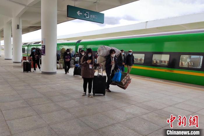 10月6日，乘客乘復(fù)工專列抵達日喀則。　拉薩車務(wù)段 供圖