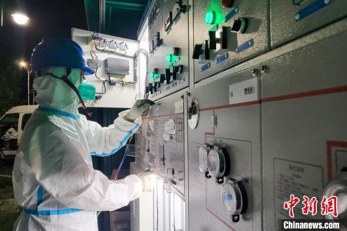 西藏電力部門順利完成方艙醫(yī)院供電設(shè)備安全可靠接入。　王大飛 攝