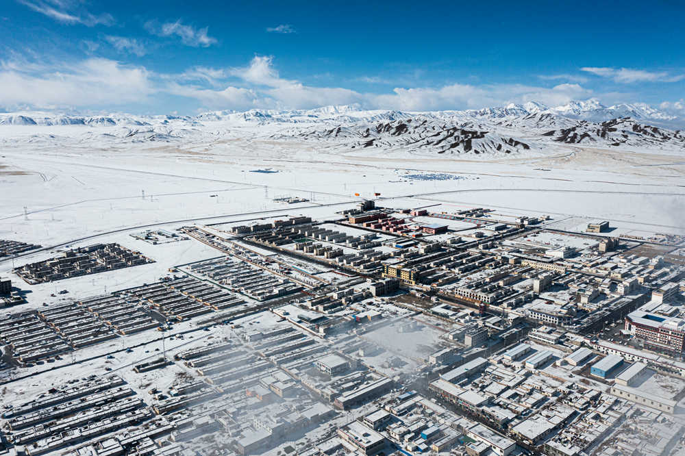 西藏阿里地區(qū)改則縣迎來初雪，銀裝素裹，美如畫卷。