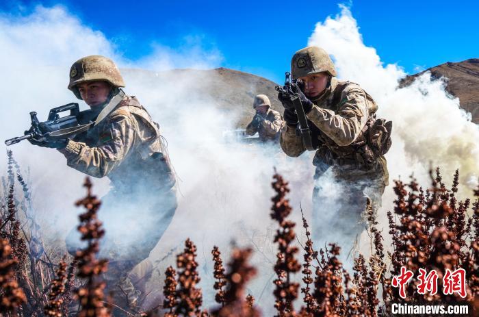 官兵正在進(jìn)行戰(zhàn)術(shù)綜合訓(xùn)練。　西藏山南軍分區(qū)某團(tuán)供圖