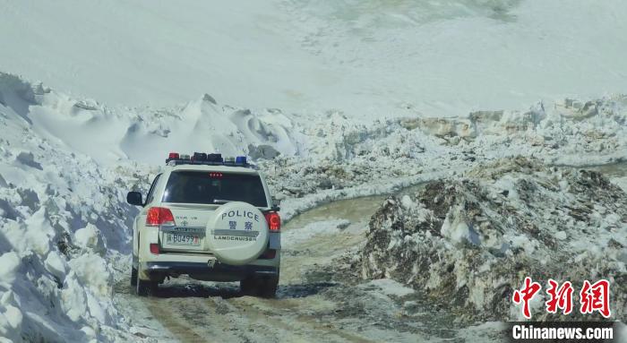 圖為邊壩縣降雪時夏貢拉山段路況?！∵厜慰h融媒體中心供圖