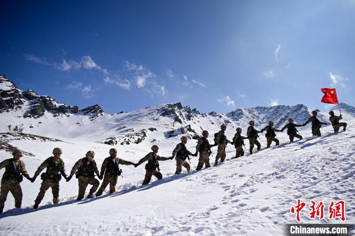 西藏軍區(qū)山南軍分區(qū)某邊防團(tuán)踏雪巡邊國旗揚(yáng)