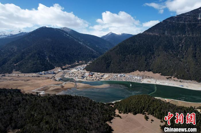 2月17日，西藏林芝魯朗小鎮(zhèn)。(無人機照片) 李林 攝