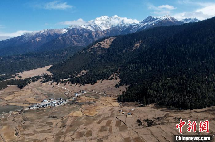 2月17日，西藏林芝魯朗小鎮(zhèn)周邊雪山與牧場。(無人機照片) 李林 攝