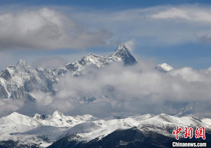 2月17日，西藏林芝色季拉山觀景臺拍到的南迦巴瓦峰?！±盍?攝