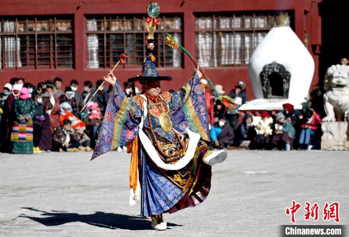 2月19日，楚布寺僧人參加跳神活動(dòng)?！±盍?攝