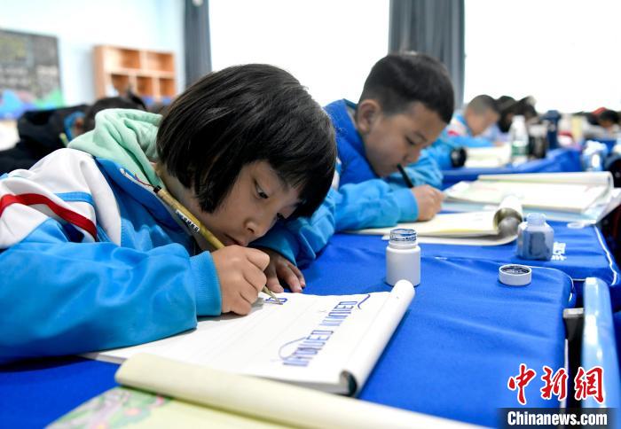 3月14日，西藏拉薩市第一小學(xué)一年級(jí)六班的學(xué)生們?cè)诓卣Z文課上書寫藏文?！±盍?攝