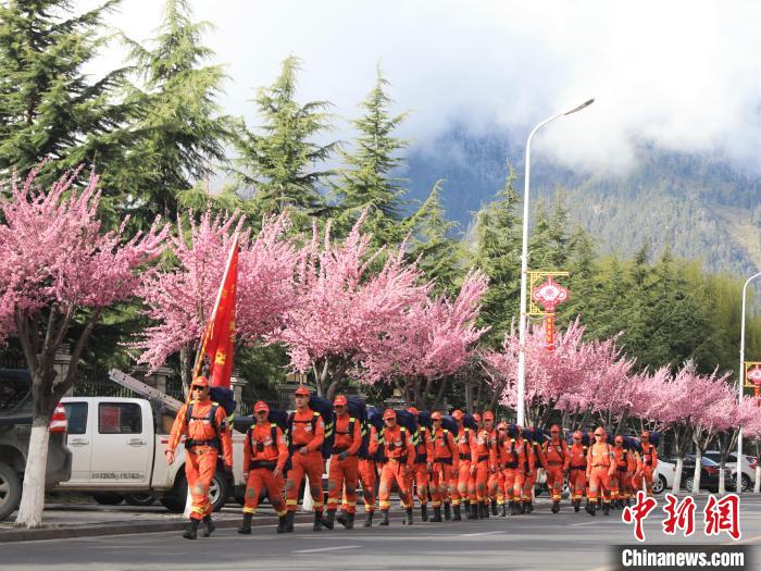 消防員在徒步前行。　西繞拉翁 攝