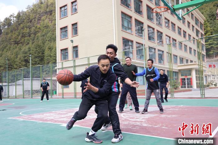 圖為亞?wèn)|邊檢站民警與駐地農(nóng)業(yè)銀行代表開(kāi)展籃球友誼賽?！『?攝