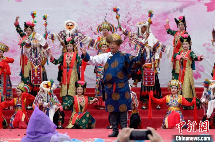 3月28日，西藏林芝第二十屆桃花旅游文化節(jié)開幕式上的文藝表演?！±盍?攝