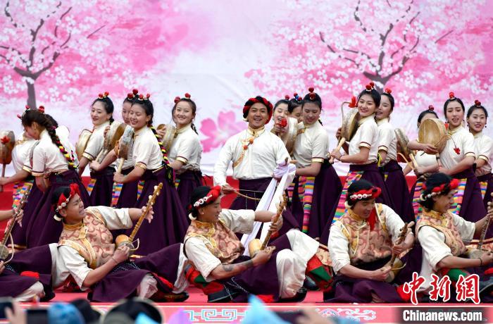 3月28日，西藏林芝第二十屆桃花旅游文化節(jié)開幕式上的文藝表演。　李林 攝