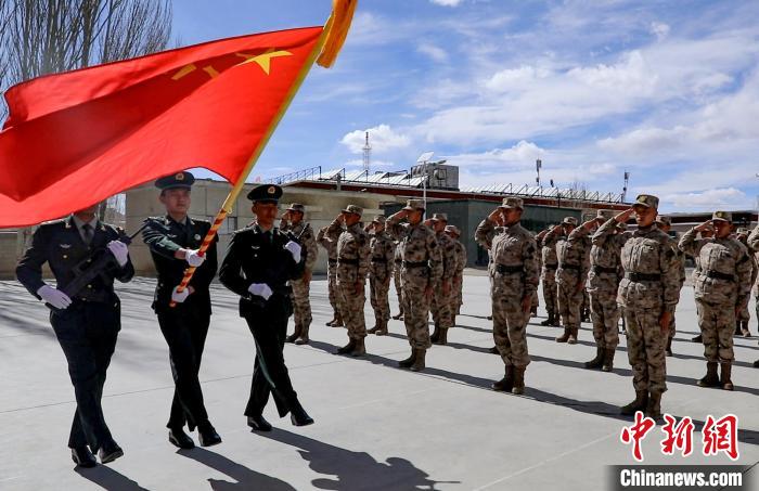 圖為授銜現(xiàn)場迎軍旗?！詵| 攝